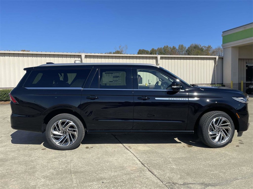 New 2025 Lincoln Navigator L Reserve image 2