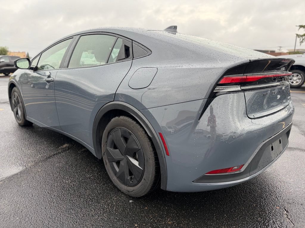 Used 2025 Toyota Prius LE FWD image 5
