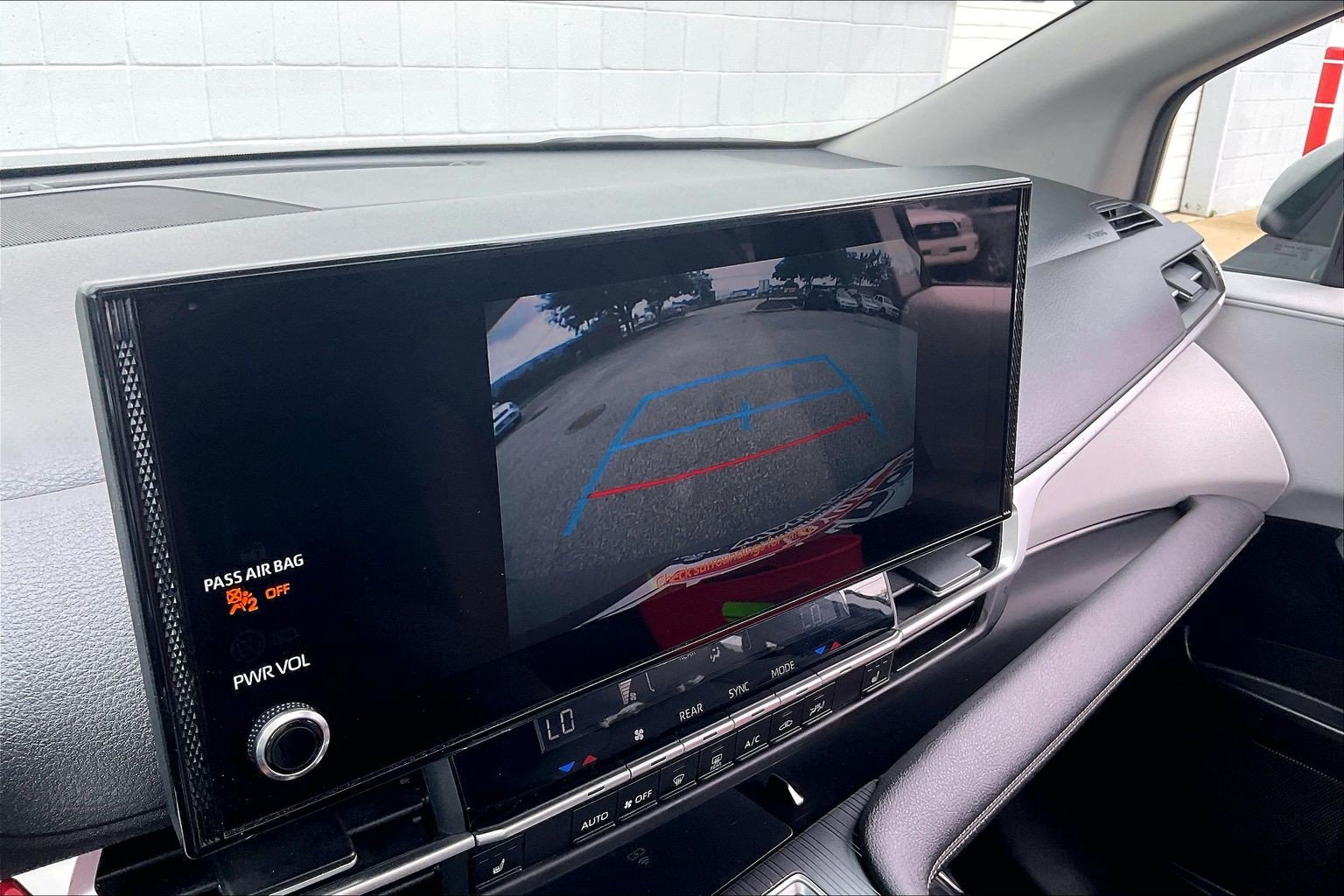 Used 2025 Toyota Sienna XLE FWD image 26