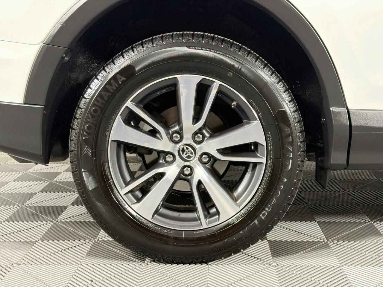 Used 2017 Toyota RAV4 XLE AWD/4WD image 29
