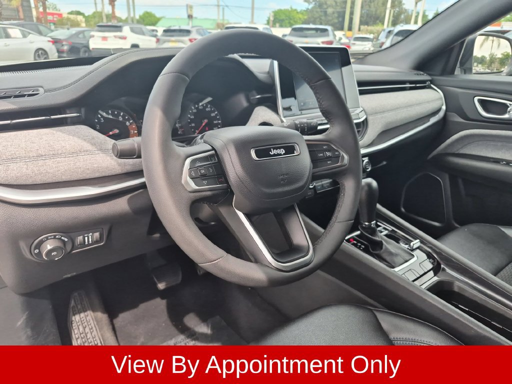 Used 2025 Jeep Compass Latitude AWD/4WD image 15