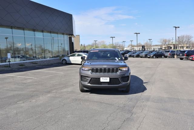 Used 2025 Jeep Grand Cherokee Laredo w/ Luxury Tech Group I AWD/4WD image 10