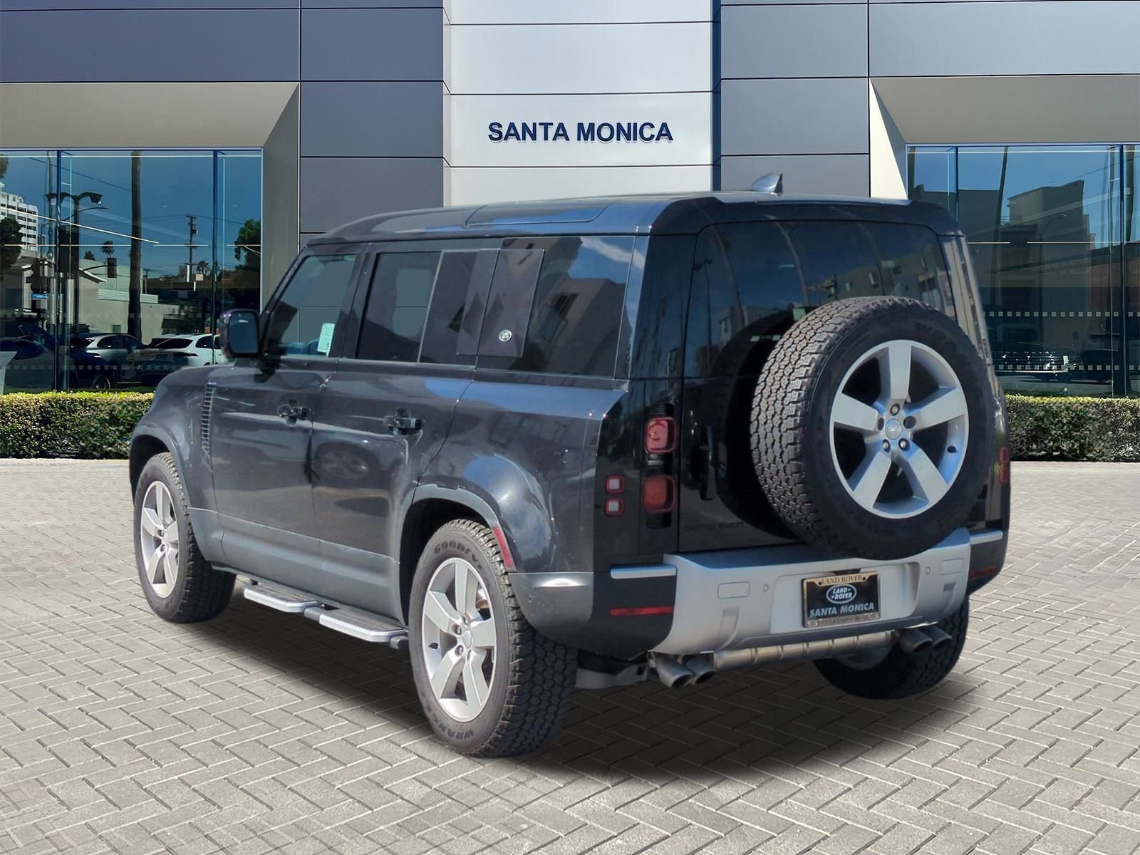 Used 2024 Land Rover Defender 110 SE image 3