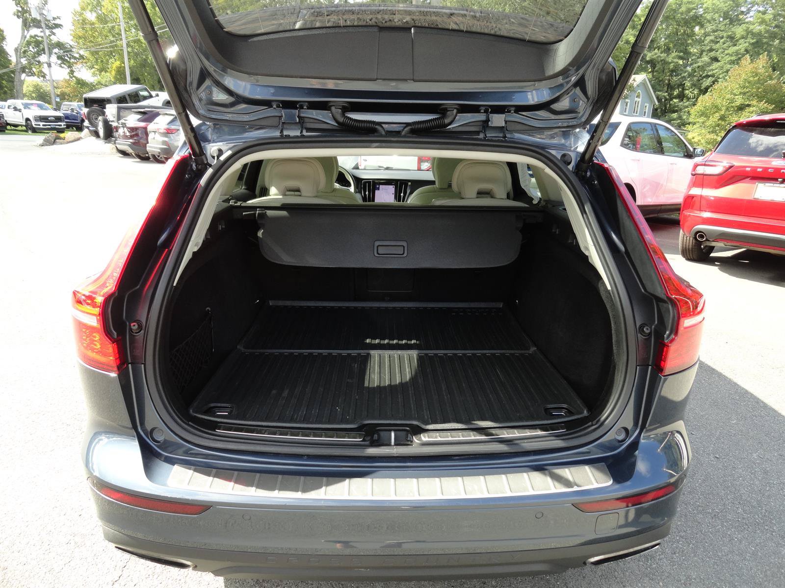 Used 2022 Volvo V60 T5 Cross Country w/ Advanced Package AWD/4WD image 23