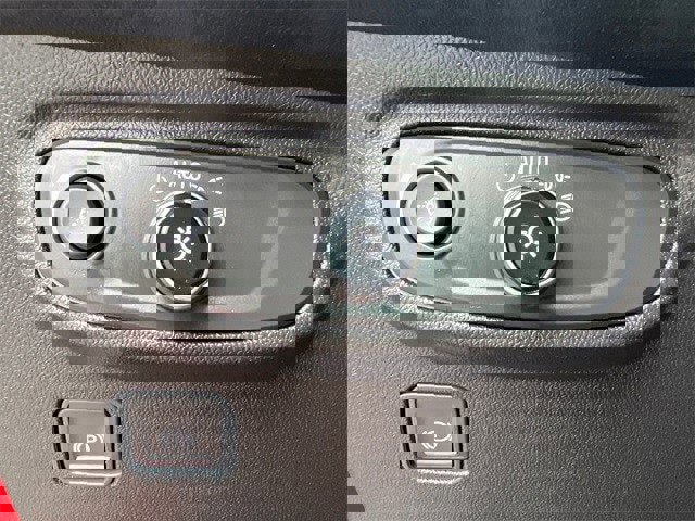 Used 2023 GMC Terrain SLE image 25