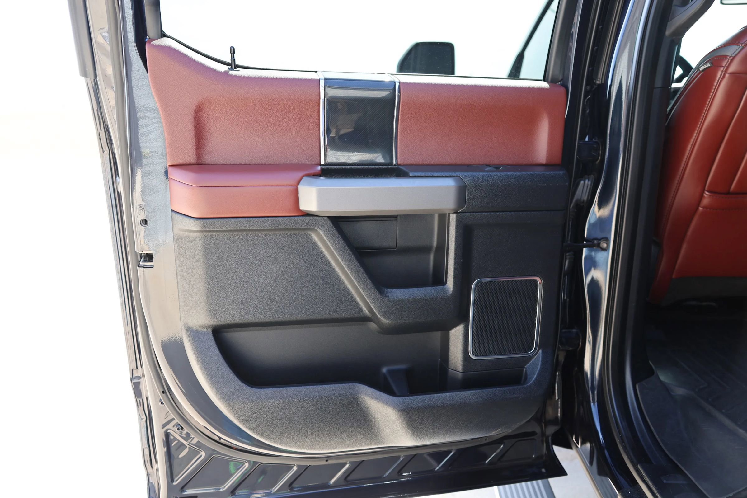 Used 2021 Ford F350 Platinum w/ Tremor Off-Road Package image 43