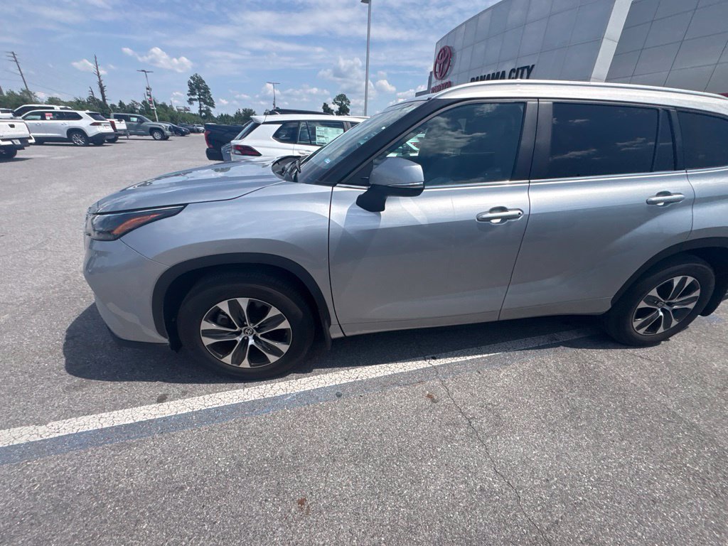 Used 2024 Toyota Highlander XLE FWD image 6