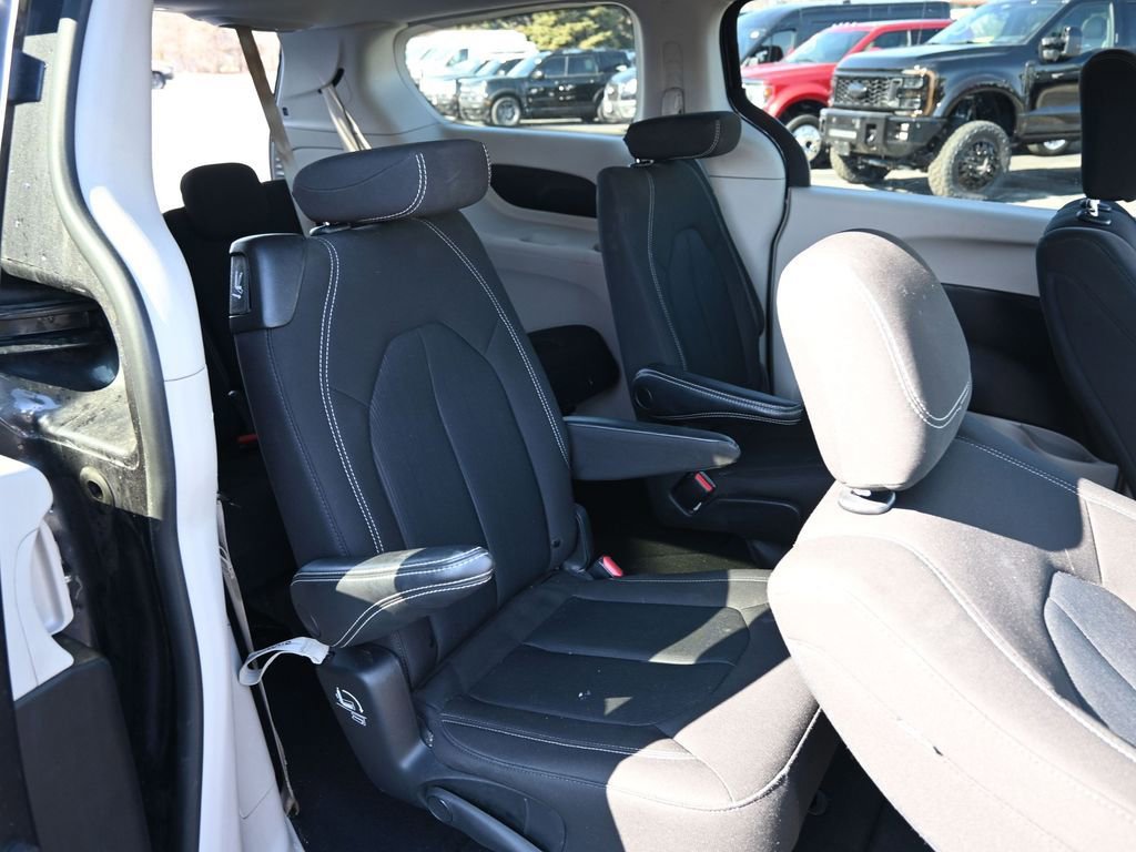 Used 2023 Chrysler Voyager LX image 27