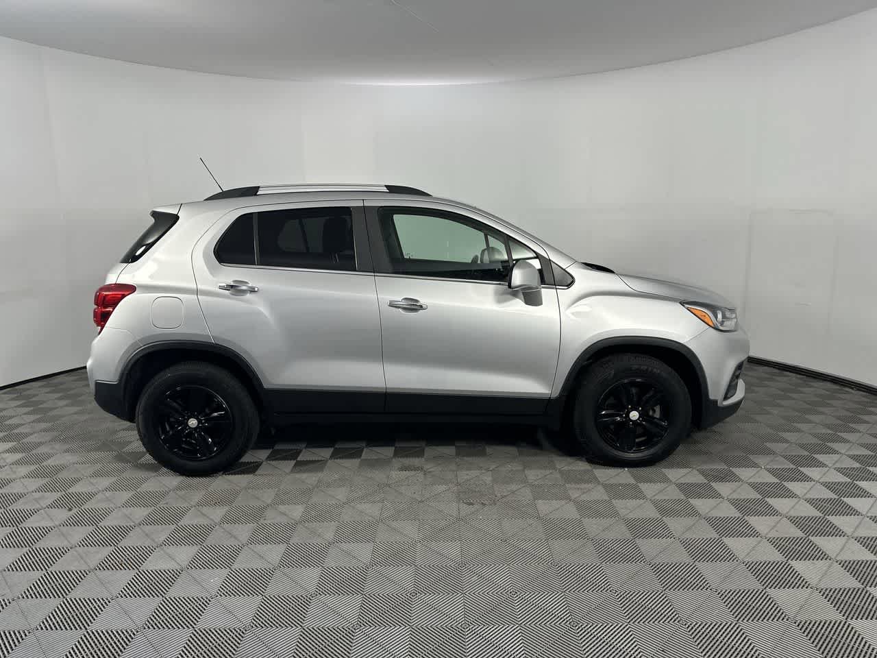 Used 2019 Chevrolet Trax LT w/ LT Convenience Package AWD/4WD image 17