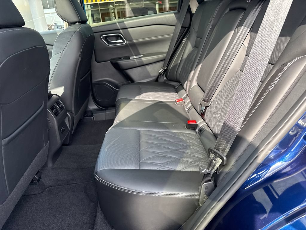 Used 2025 Nissan Rogue Platinum FWD image 28