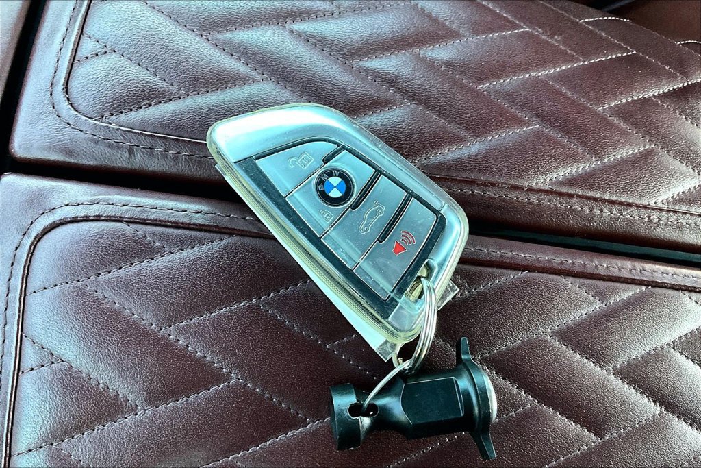 Used 2021 BMW 750i xDrive w/ Executive Package AWD/4WD image 12