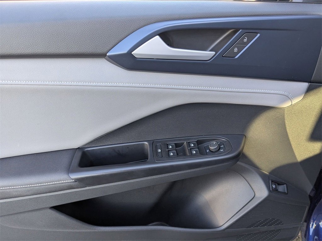 Used 2024 Volkswagen Taos SE image 14