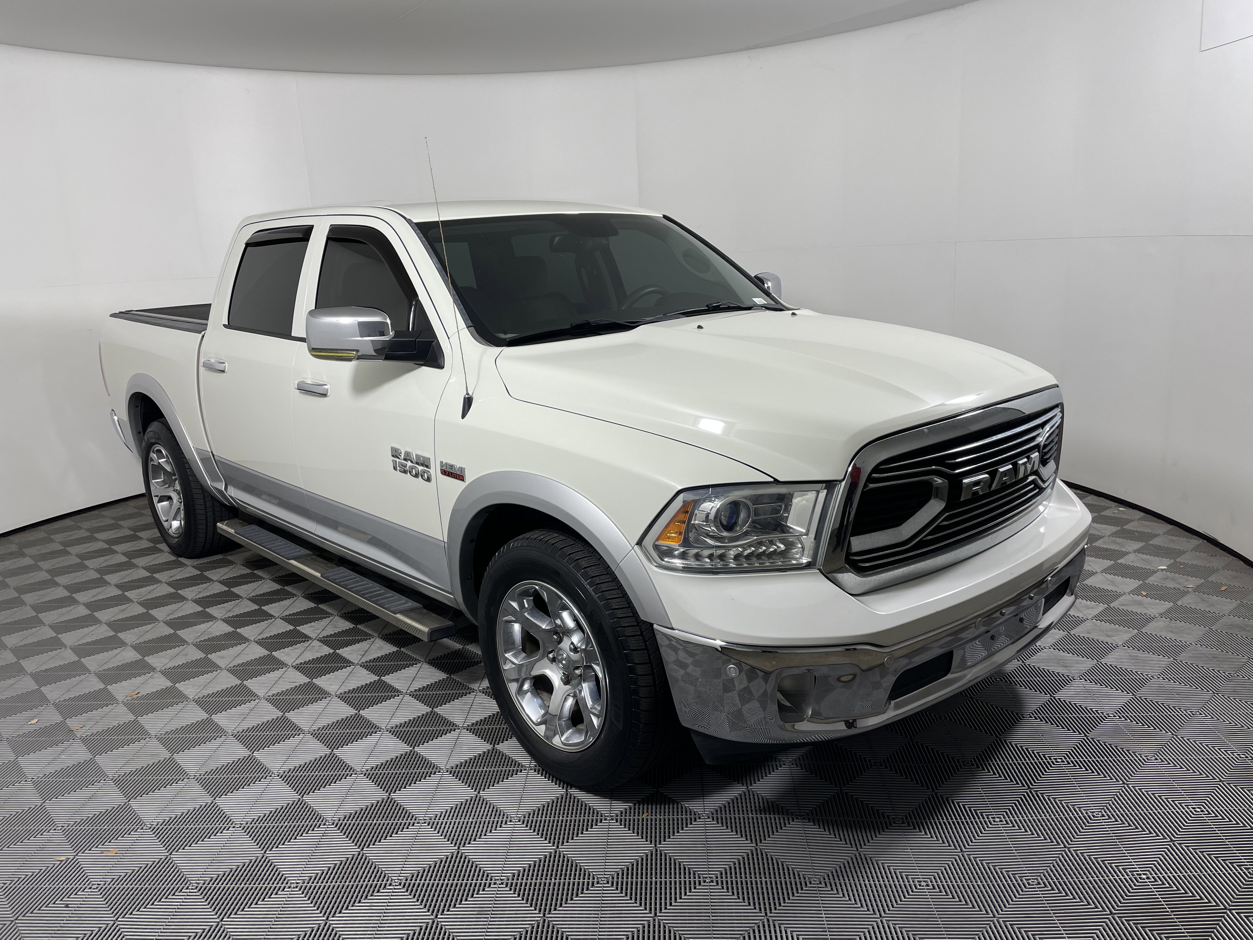 Used 2018 RAM 1500 Laramie w/ Convenience Group AWD/4WD image 7