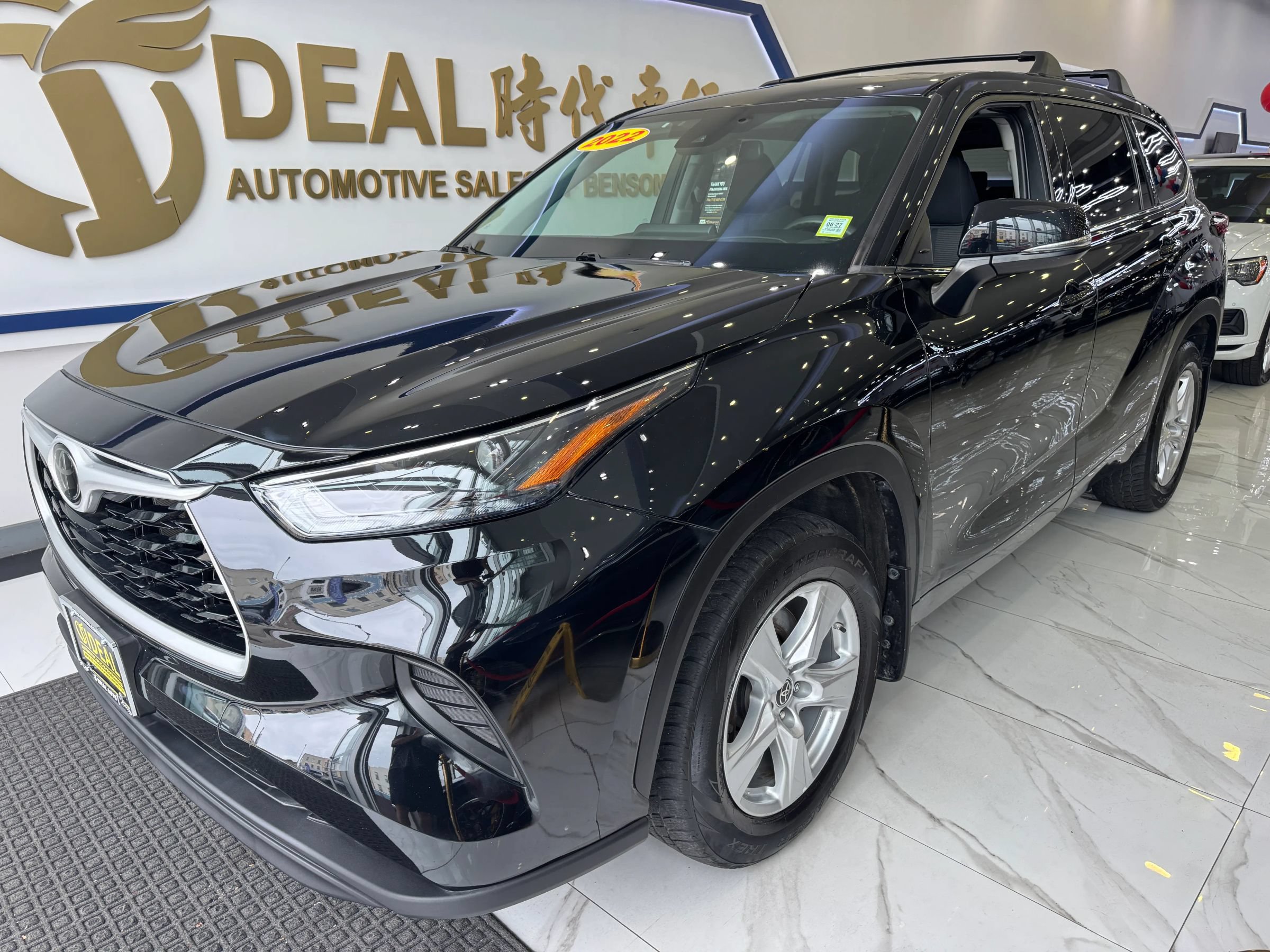 Used 2022 Toyota Highlander L AWD/4WD image 4