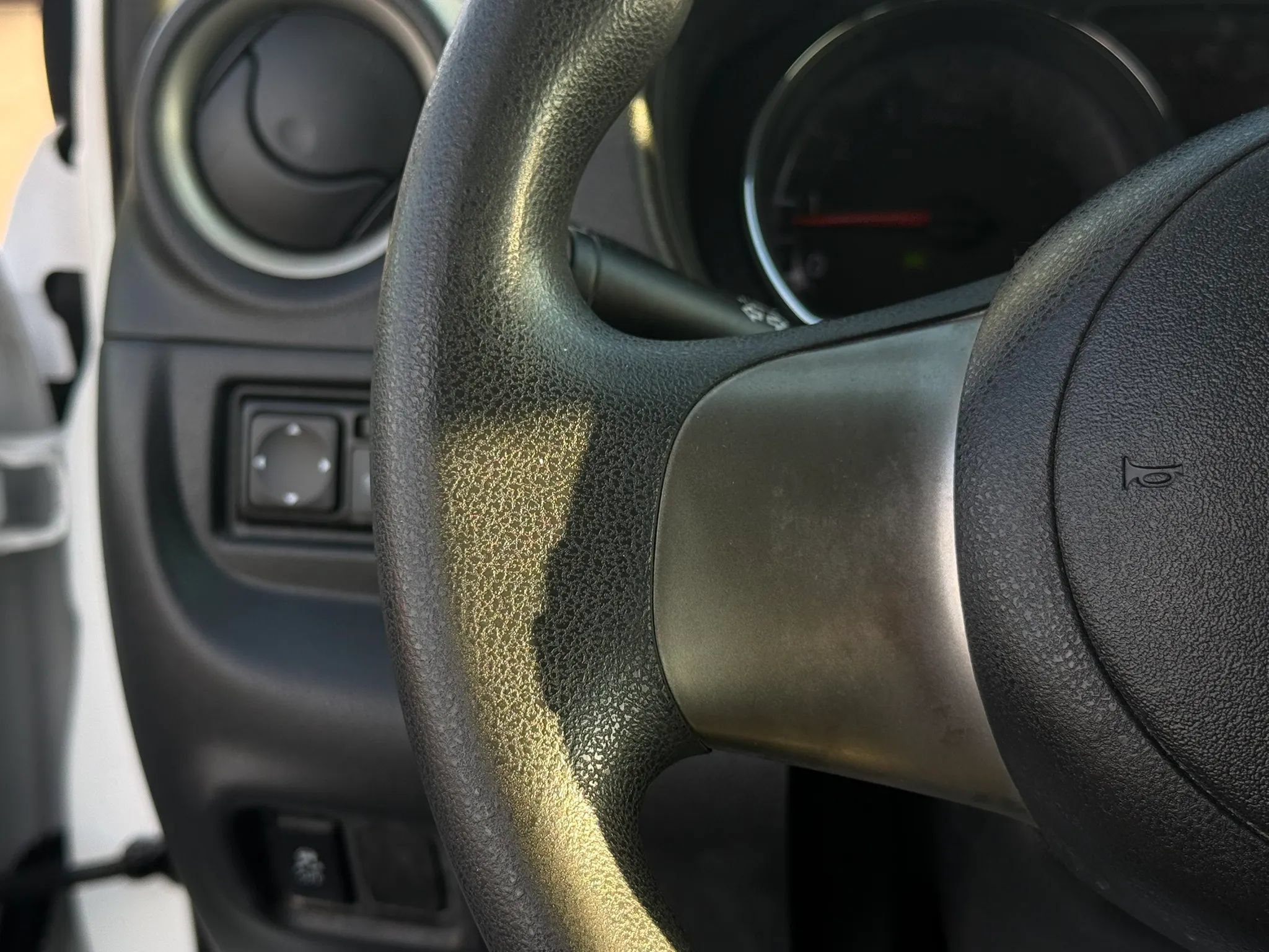 Used 2012 Nissan Versa SV FWD image 21