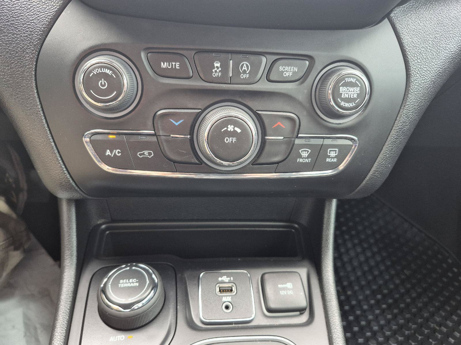 Used 2022 Jeep Cherokee Latitude AWD/4WD image 7