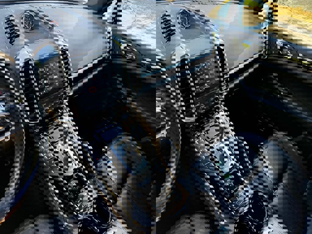 Used 2018 Porsche Cayenne Platinum Edition AWD/4WD image 34