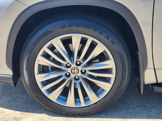 Certified 2025 Toyota Highlander Platinum AWD/4WD image 10
