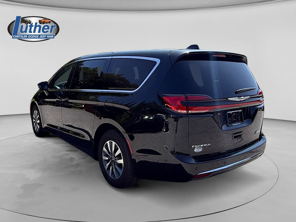 Used 2025 Chrysler Pacifica Select FWD image 3