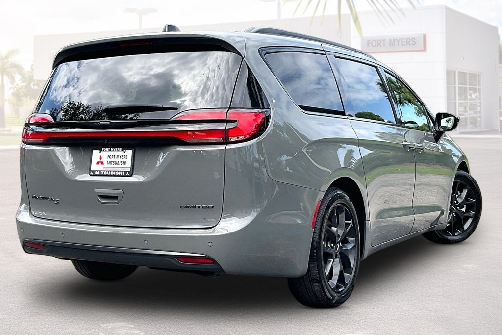 Used 2025 Chrysler Pacifica Limited FWD image 34