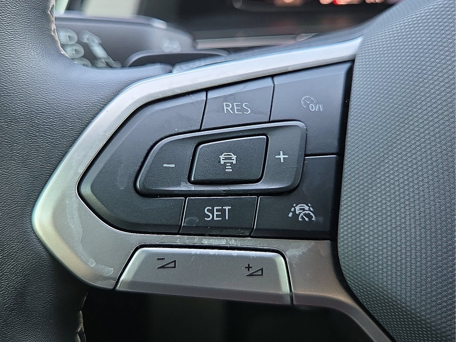 Used 2024 Volkswagen Atlas Cross Sport SE AWD/4WD image 19