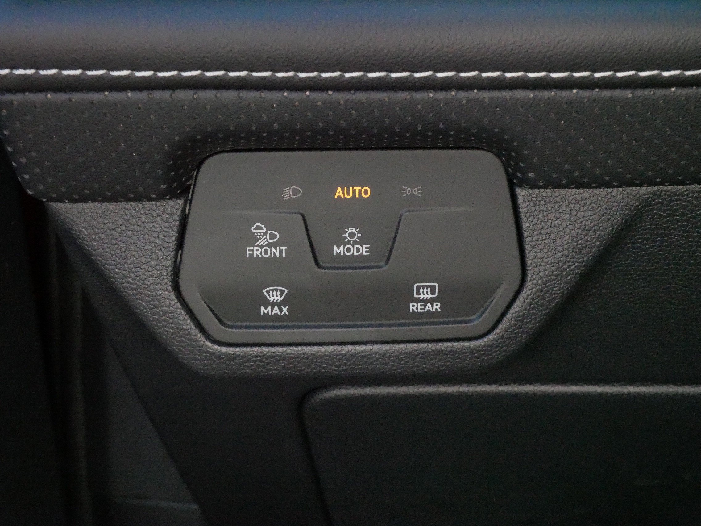 Certified 2024 Volkswagen Atlas Cross Sport SEL R-Line AWD/4WD image 27