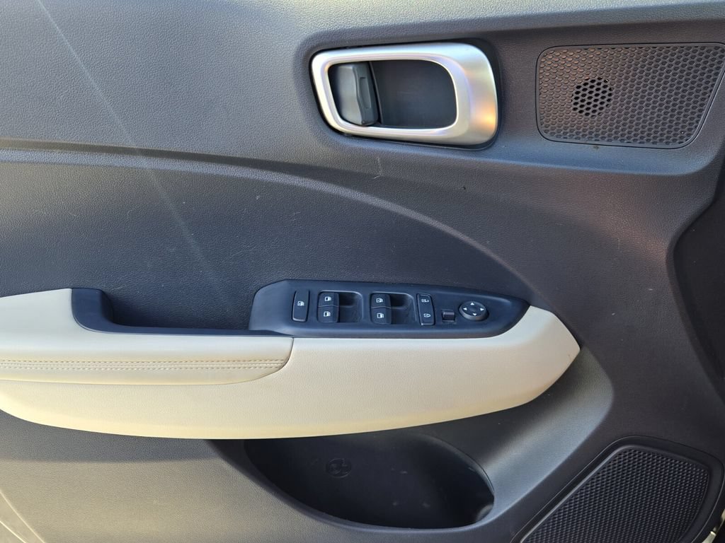 Certified 2025 Hyundai Venue Limited FWD image 29