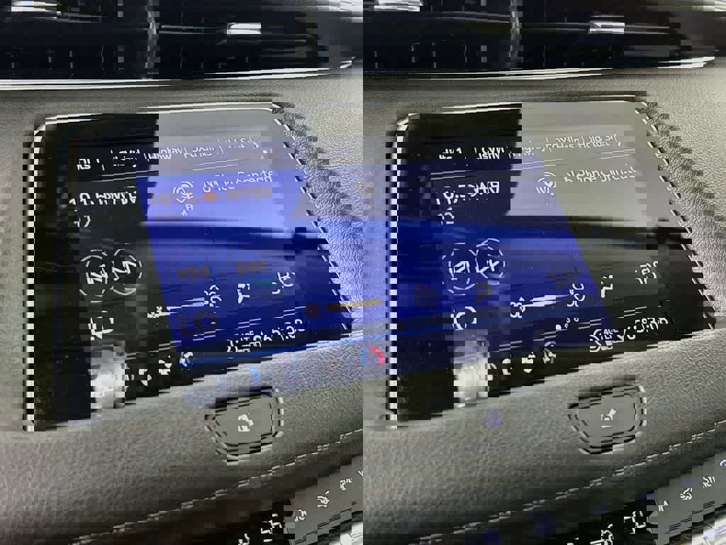 Used 2022 Cadillac XT4 Luxury w/ Cold Weather Package AWD/4WD image 17