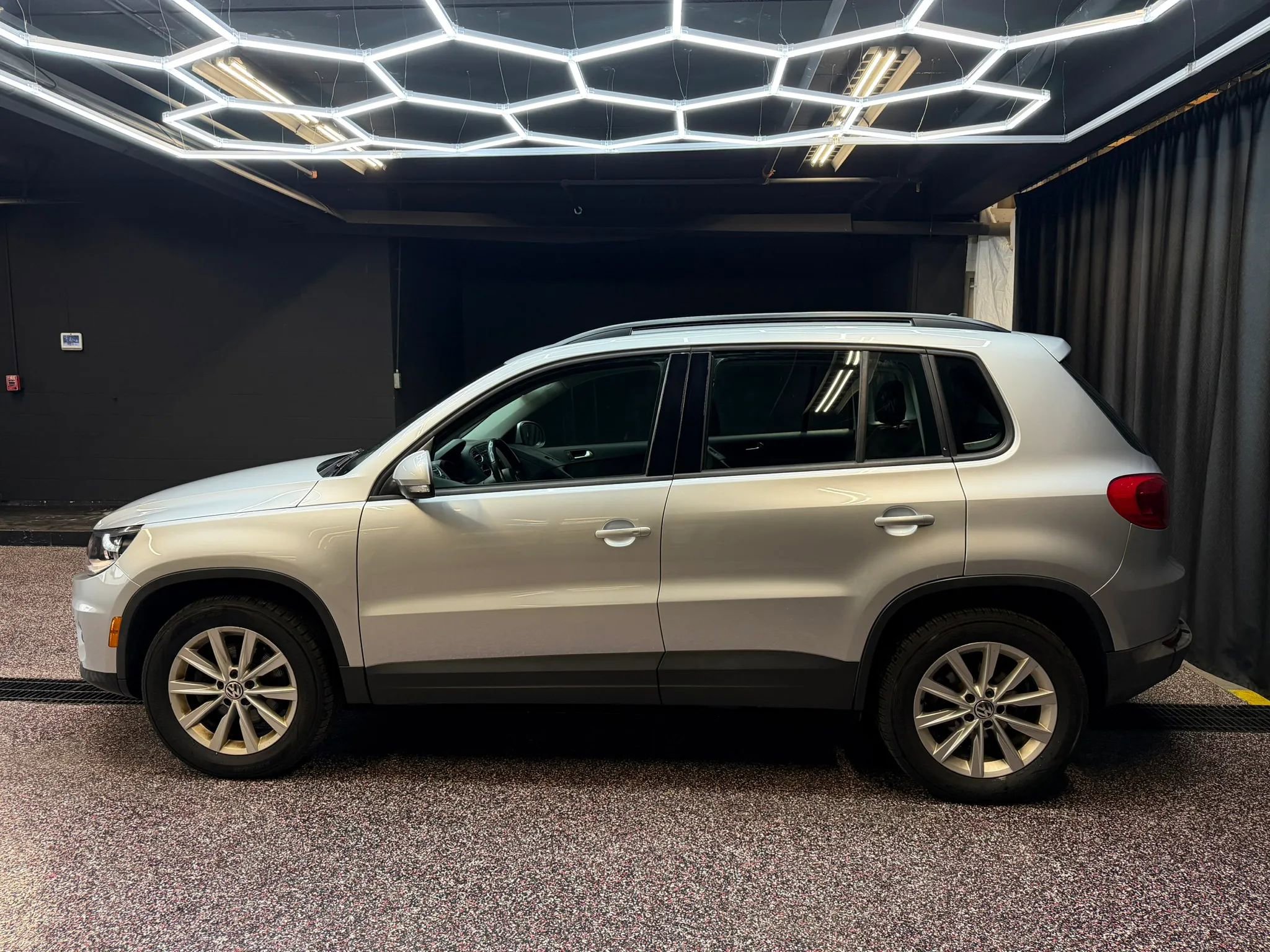 Used 2017 Volkswagen Tiguan S AWD/4WD image 4