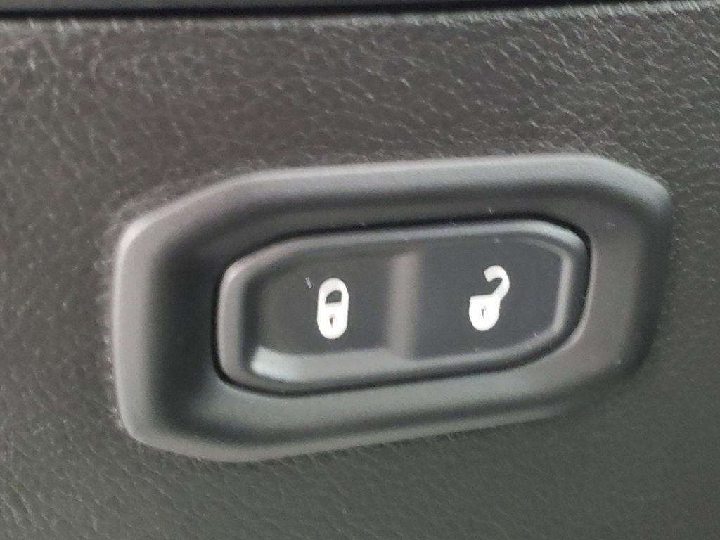 Used 2025 Jeep Wrangler Sport image 23