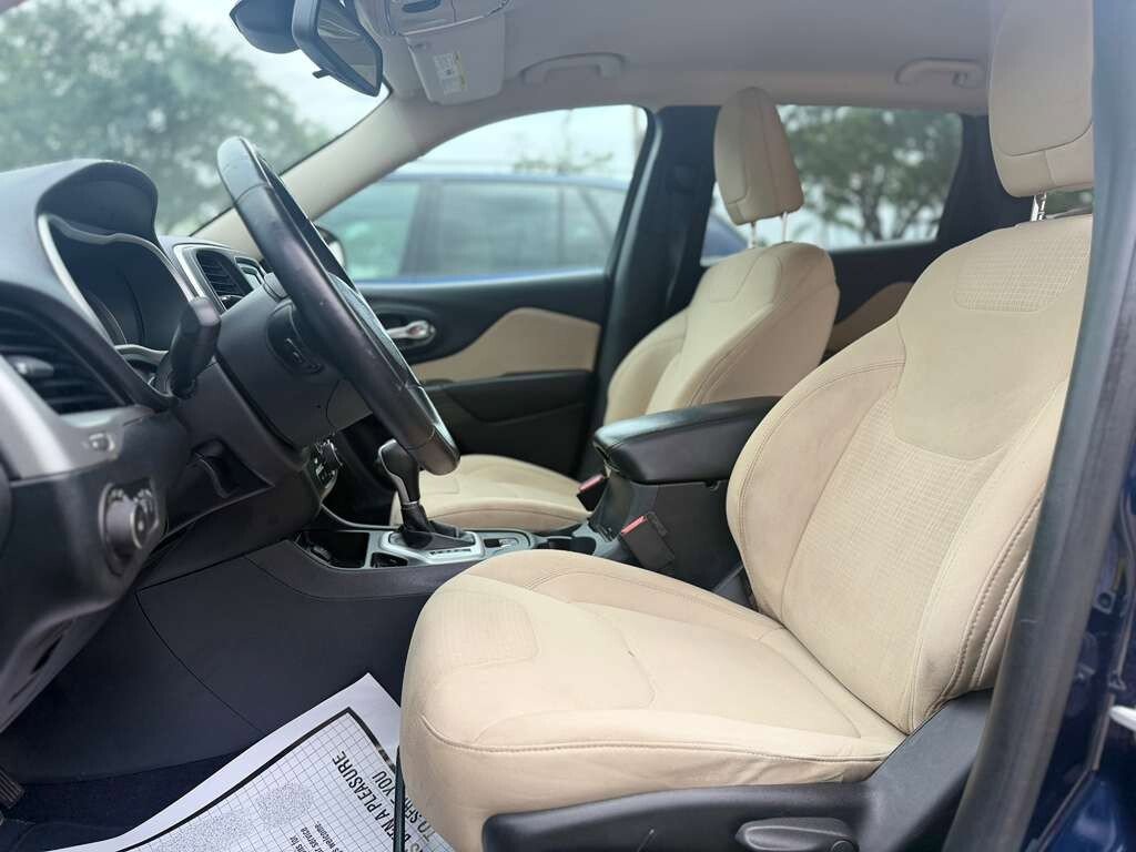 Used 2016 Jeep Cherokee Latitude FWD image 10