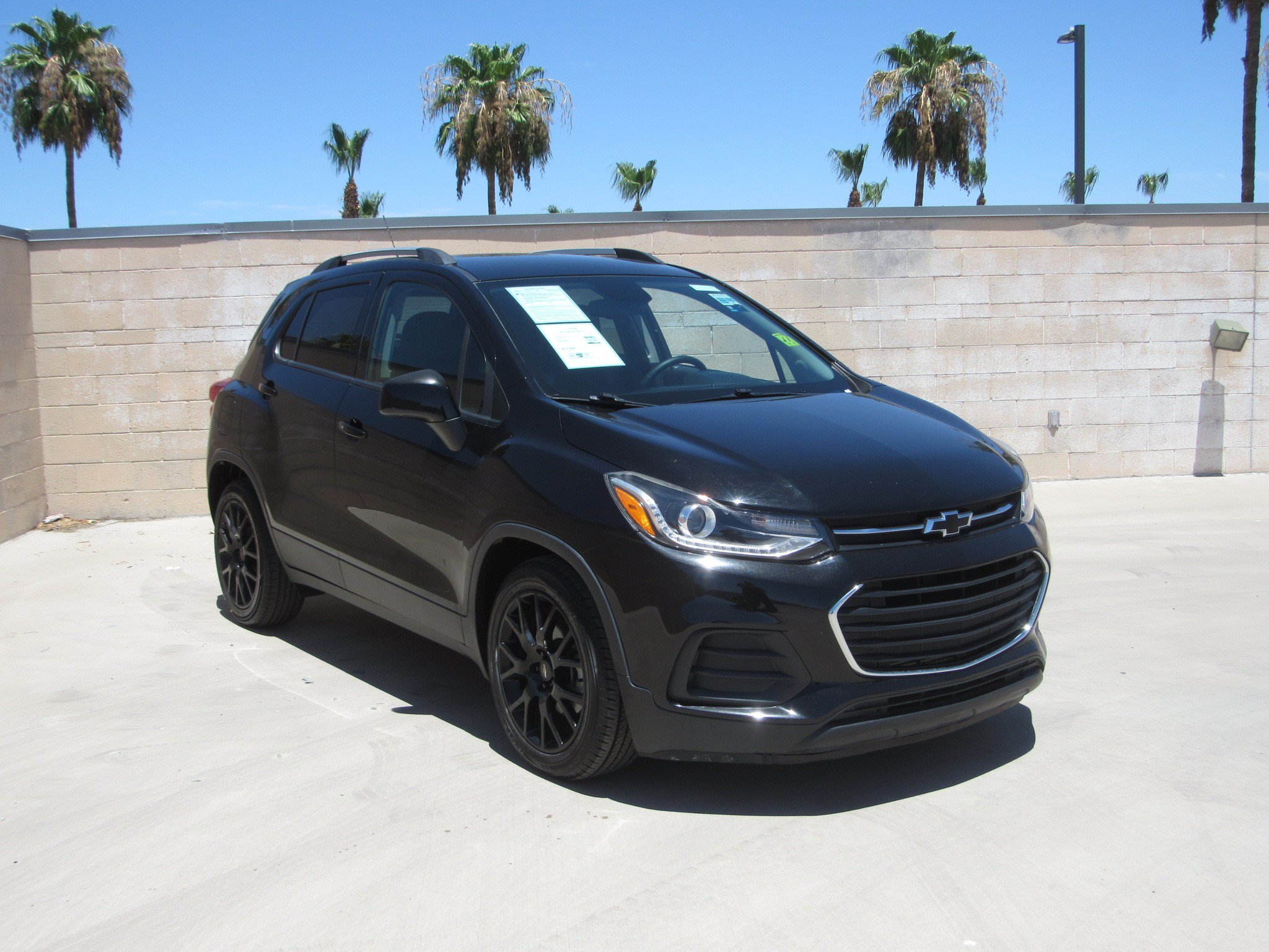 Used 2021 Chevrolet Trax LT w/ Midnight Edition FWD image 2