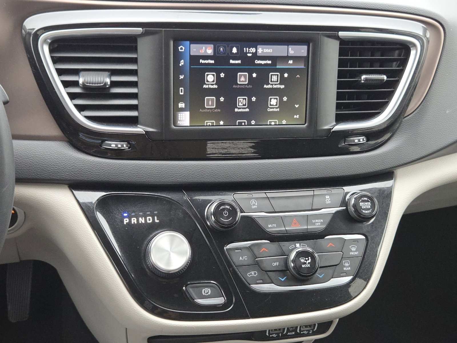 Used 2023 Chrysler Voyager LX image 27