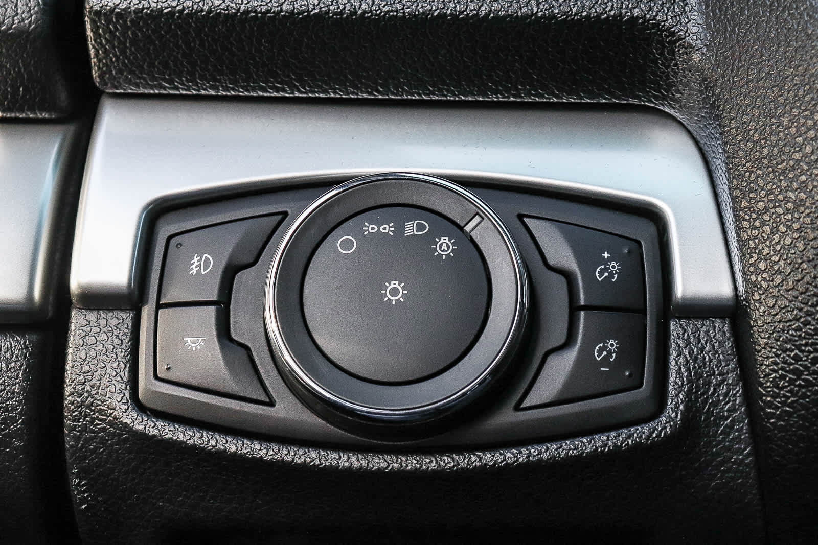Used 2017 Ford Explorer XLT w/ Equipment Group 202A FWD image 31