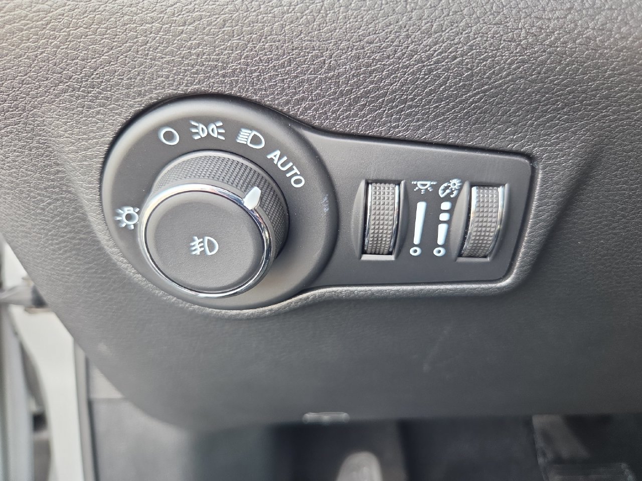 New 2026 Jeep Compass Latitude w/ Sun and Sound Group AWD/4WD image 31