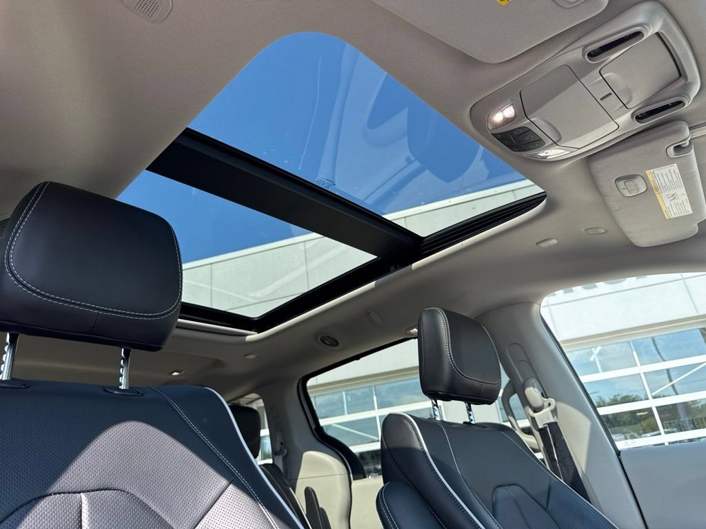 Used 2023 Chrysler Pacifica Limited AWD/4WD image 42