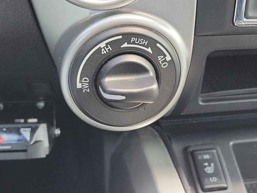 Used 2018 Nissan Titan SV w/ SV Convenience Package AWD/4WD image 32