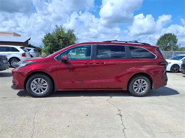 Used 2023 Toyota Sienna LE image 2