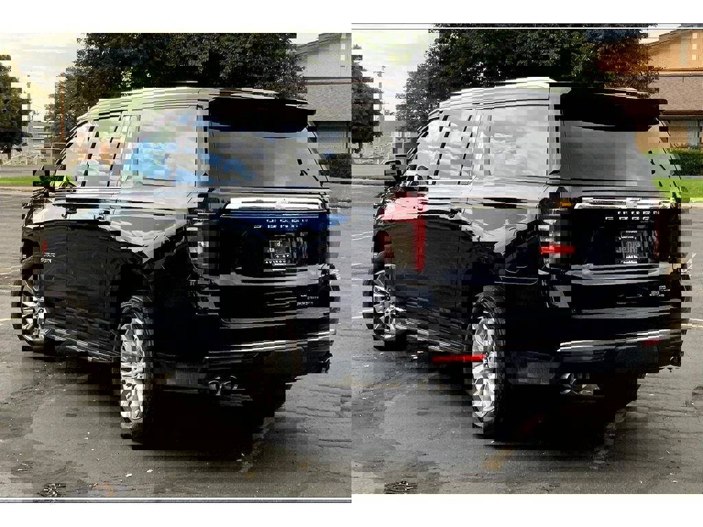 Used 2023 Chevrolet Suburban Premier image 12