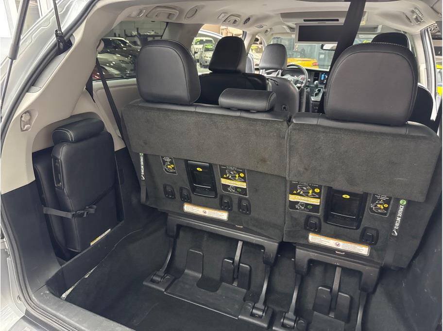 Used 2017 Toyota Sienna SE Premium FWD image 21