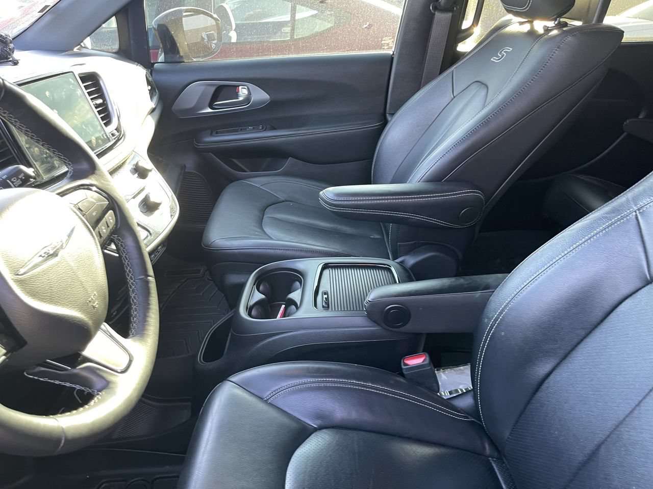Used 2021 Chrysler Pacifica Touring-L w/ Uconnect Theater Family Group FWD image 8