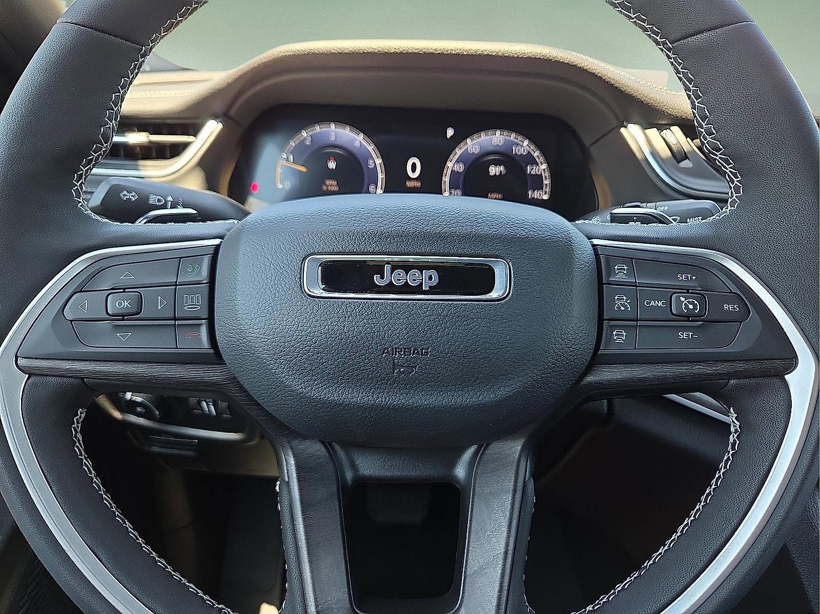 Used 2025 Jeep Grand Cherokee Limited w/ Black Appearance Package AWD/4WD image 23