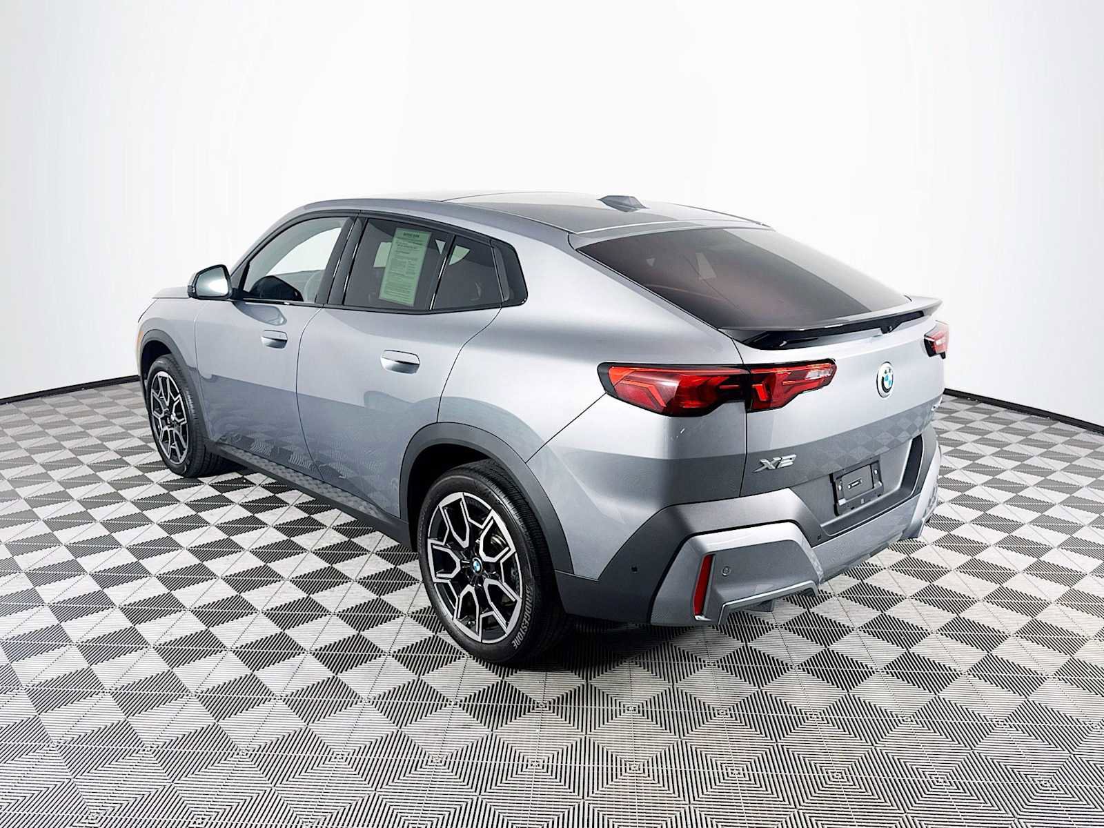 Used 2025 BMW X2 xDrive28i w/ Premium Package image 9