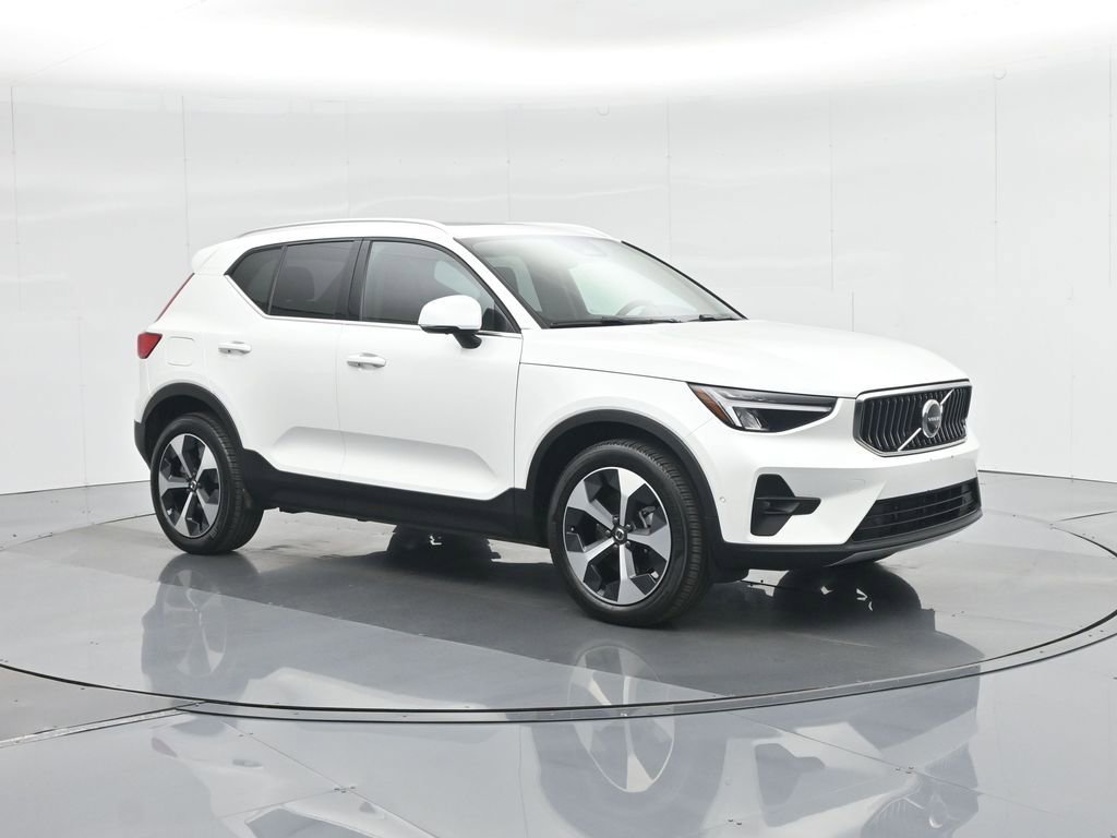 Used 2025 Volvo XC40 B5 Plus image 29