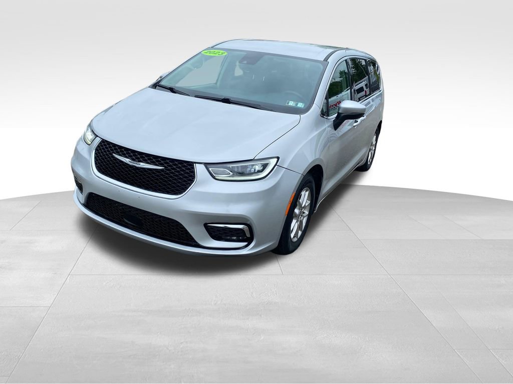 Used 2023 Chrysler Pacifica Touring-L FWD image 2