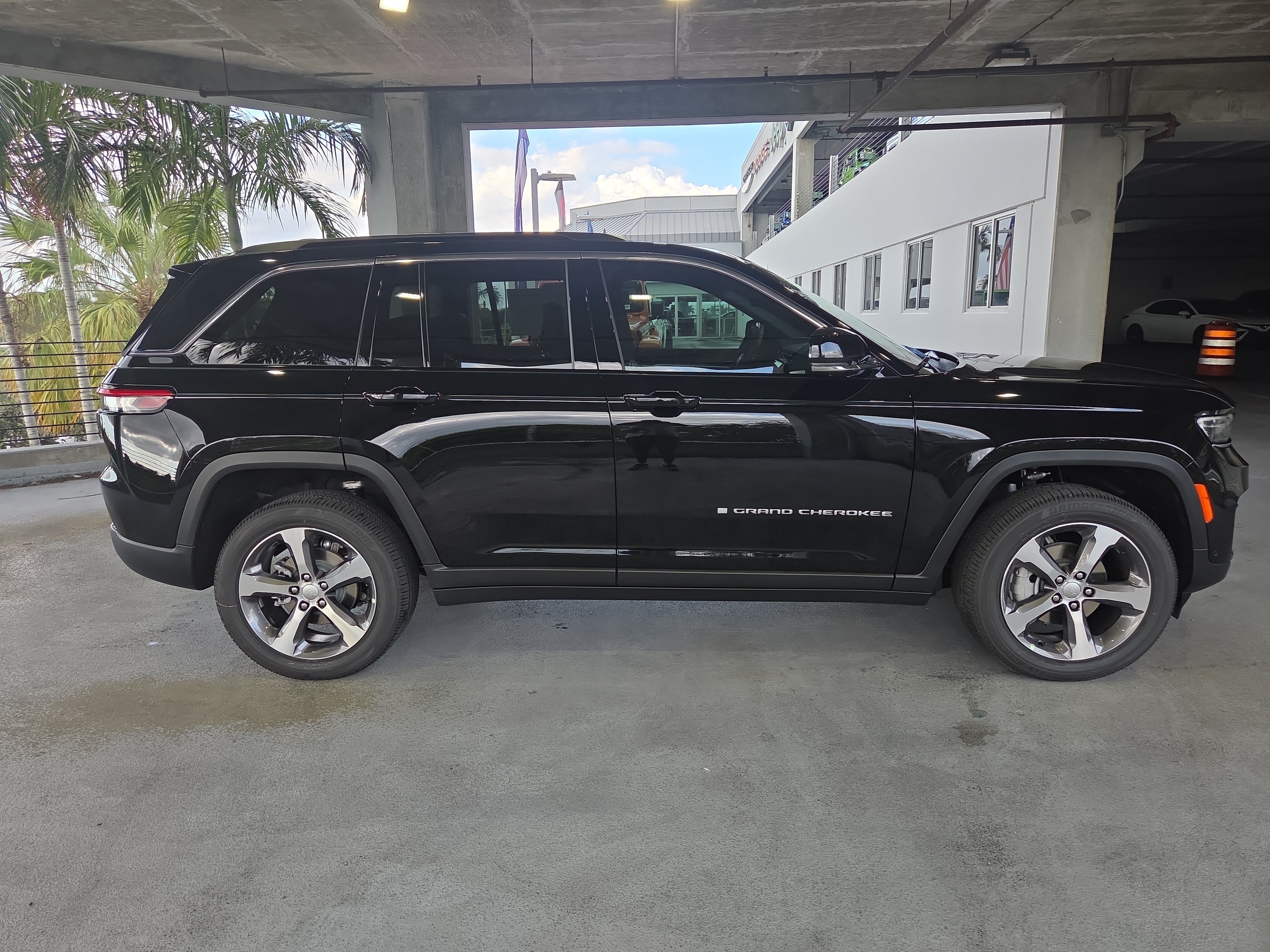 New 2025 Jeep Grand Cherokee Limited w/ Luxury Tech Group II AWD/4WD image 4