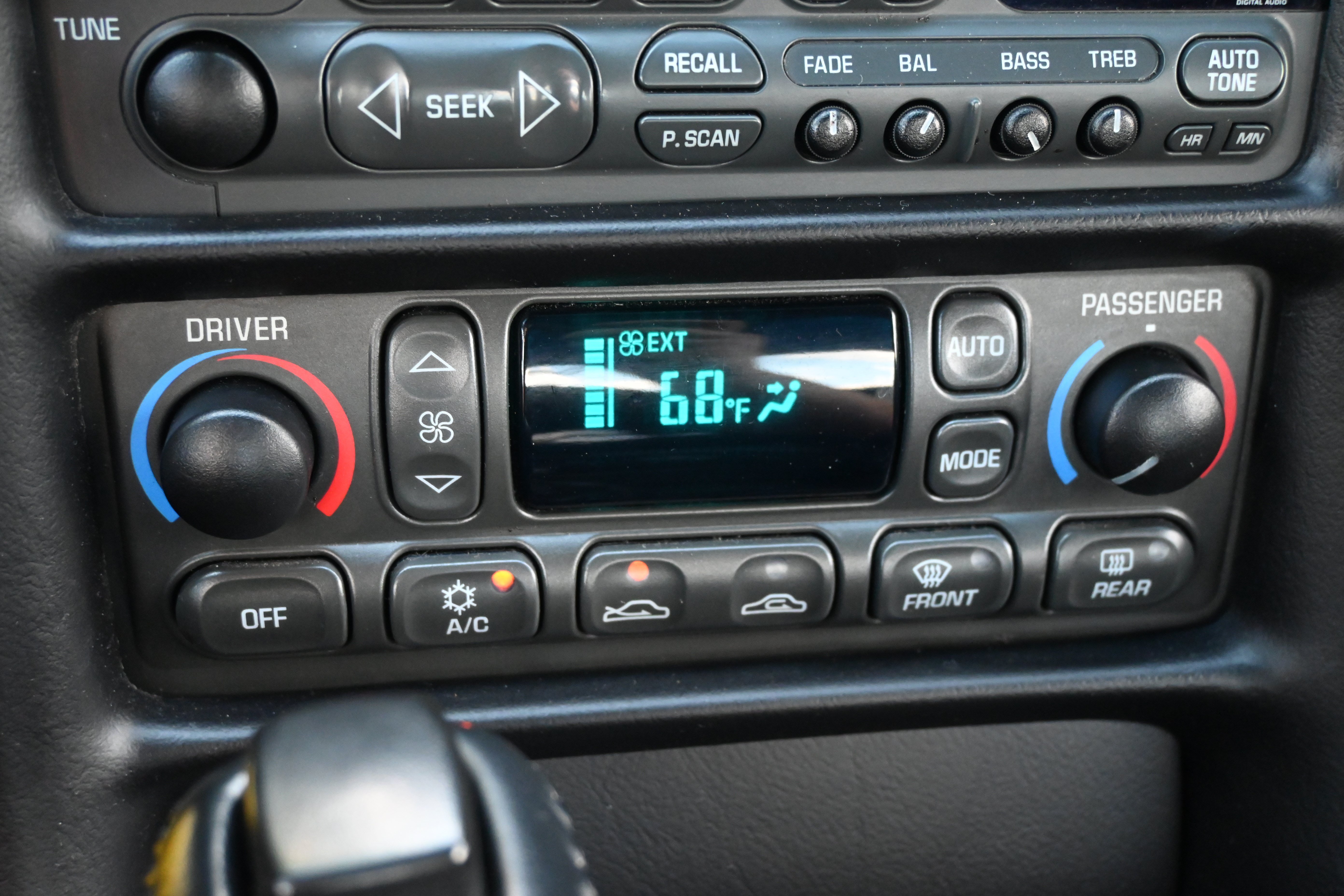 Used 2004 Chevrolet Corvette Coupe RWD image 21