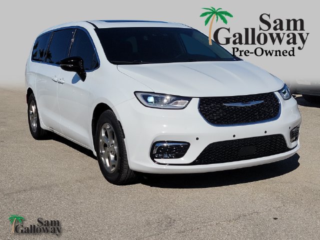 Used 2024 Chrysler Pacifica Limited w/ Uconnect Theater Family Group FWD image 1