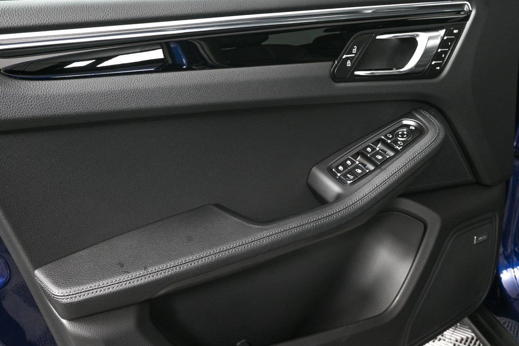 Certified 2025 Porsche Macan image 6