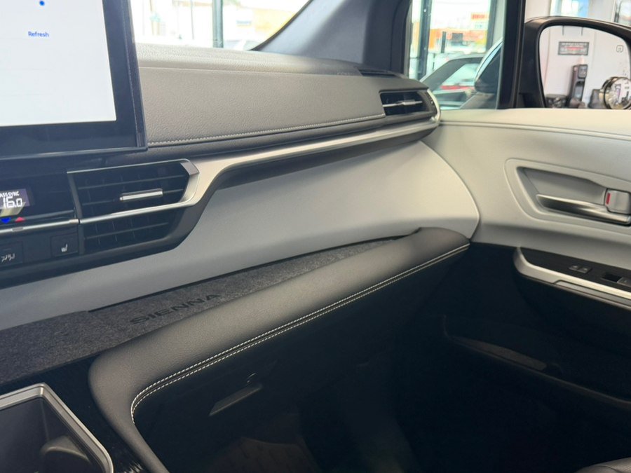 Used 2025 Toyota Sienna XSE FWD image 92